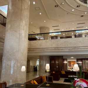 ロビーの様子です。2階に上がると披露宴会場があり、シックで高級感のある雰囲気です。