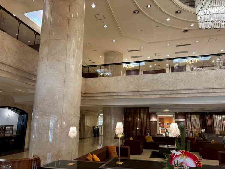 ロビーの様子です。2階に上がると披露宴会場があり、シックで高級感のある雰囲気です。