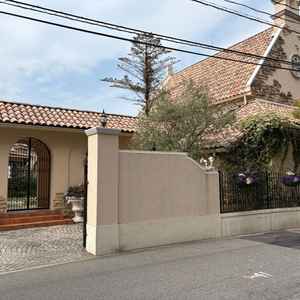 南欧風の会場で、温かみのある色が使われている。