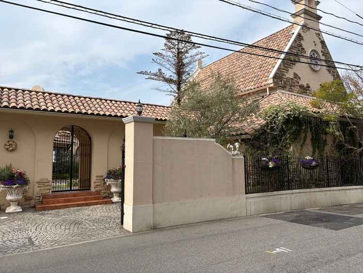 南欧風の会場で、温かみのある色が使われている。