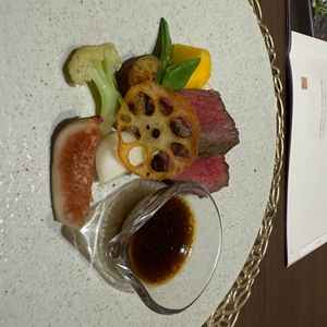 季節を感じられる柿やイチジク等があしらわれており美味しかったです。