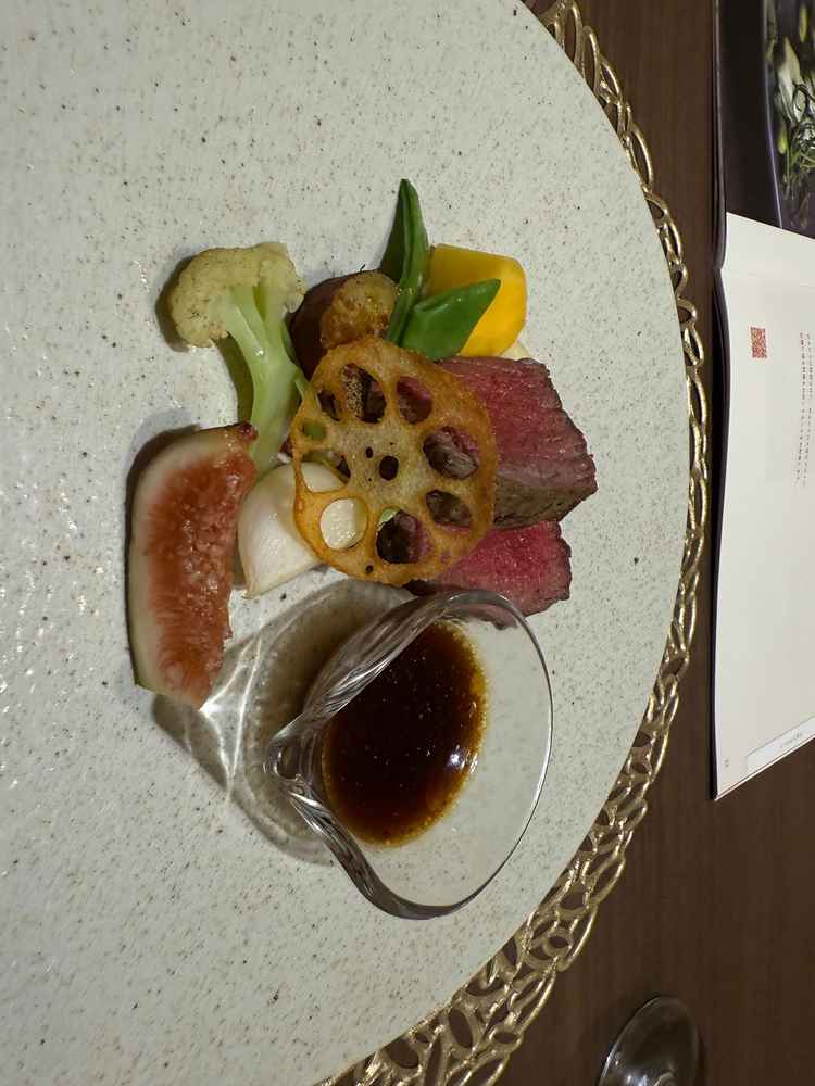 季節を感じられる柿やイチジク等があしらわれており美味しかったです。