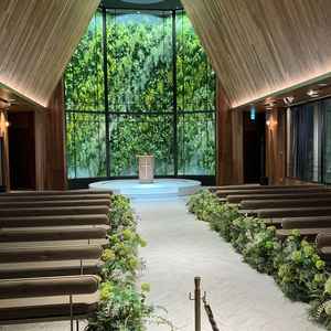 挙式会場。天井が高く木目調でグリーンが映える式場です。参列者の座席も座りごごちがよかったです。