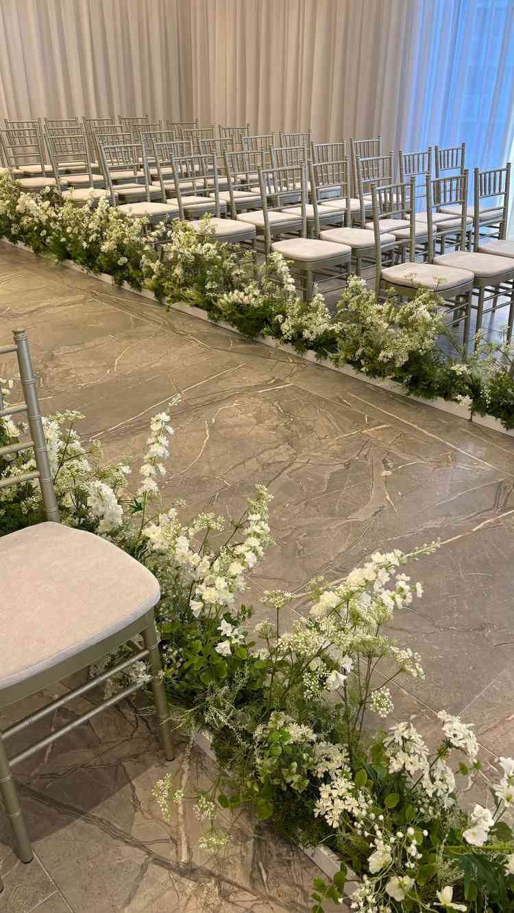 チャペルの中。大理石でかわいい。