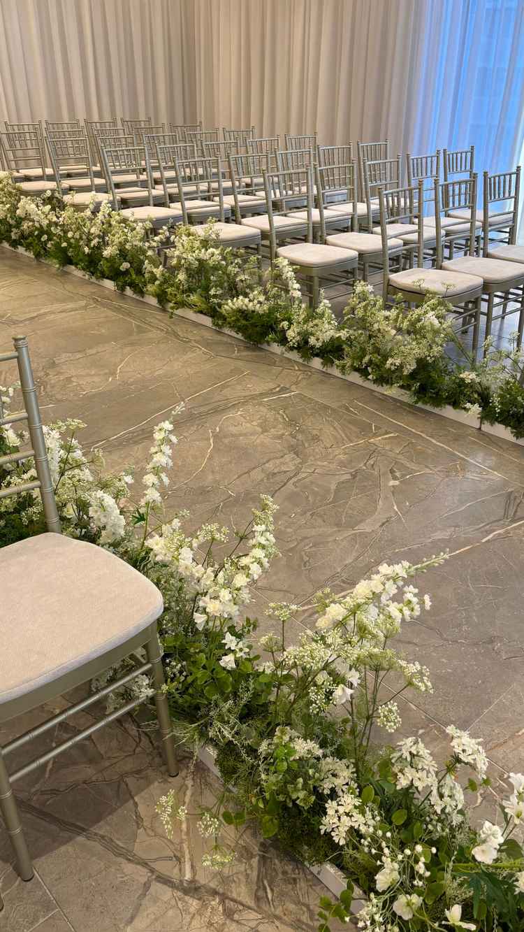 チャペルの中。大理石でかわいい。