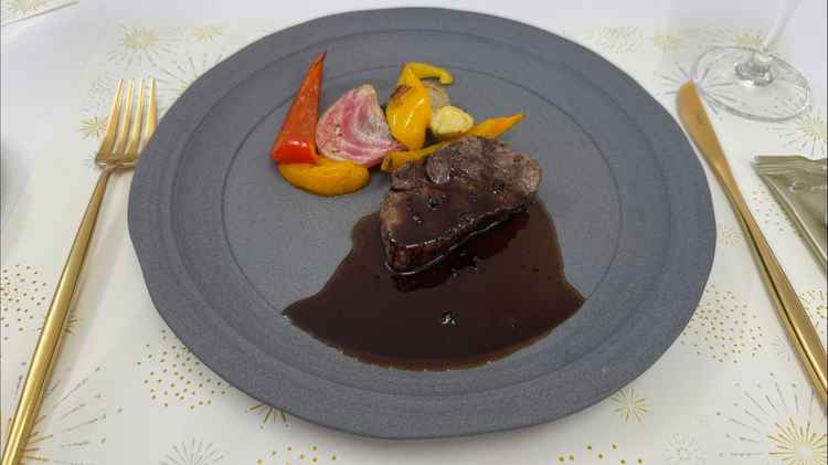 メイン料理のお写真。佐賀牛で、少し脂が多く感じましたが、美味しかったです。