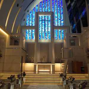 2種類のチャペルのうちの1つ（青）左右の壁、床は、鏡のように反射し姿が映り込み、幻想的な空間を演出。