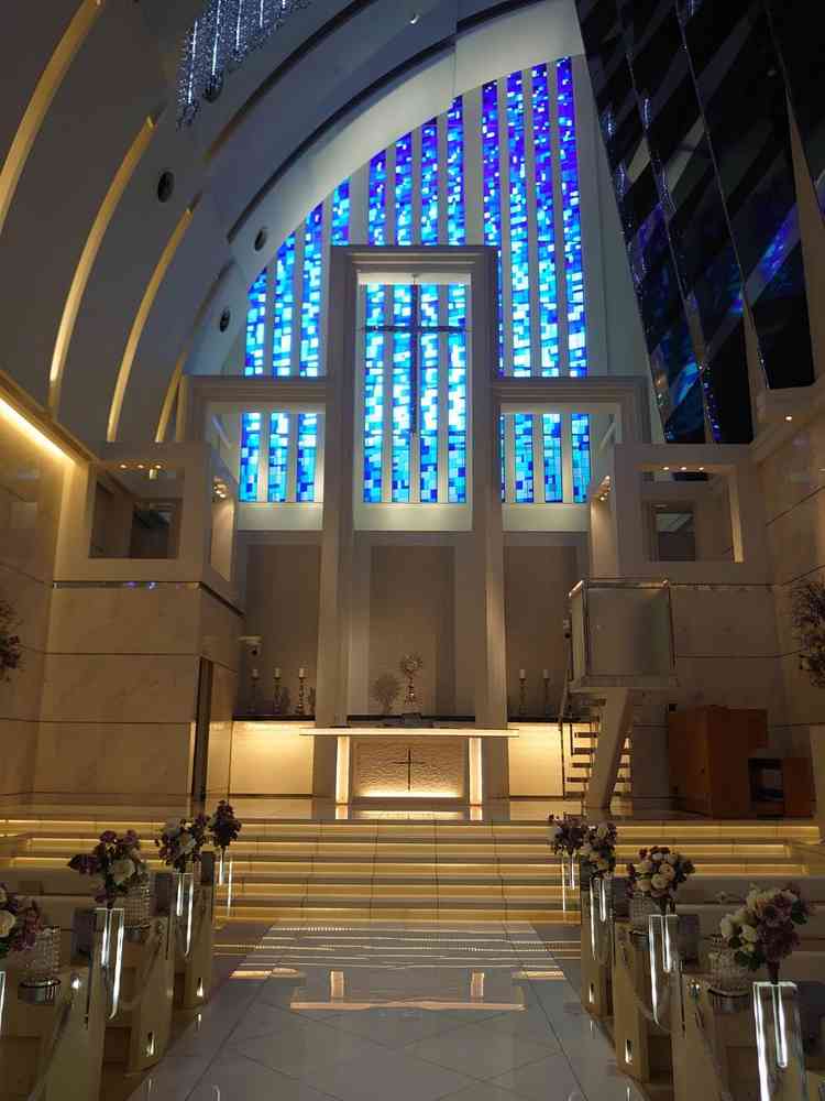 2種類のチャペルのうちの1つ（青）左右の壁、床は、鏡のように反射し姿が映り込み、幻想的な空間を演出。