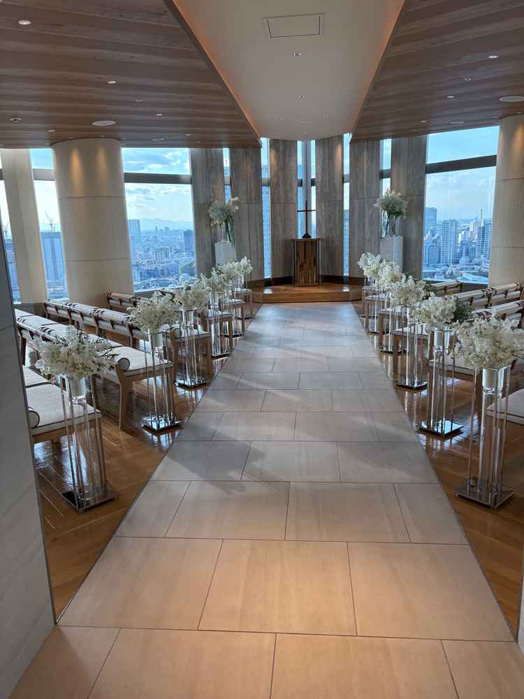 席が斜めに配置されており、どのゲストからも新郎新婦の顔が見やすい工夫がなされていた。