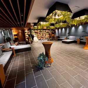 インナーガーデンスペースです。雨の日でも外の雰囲気を楽しみながら過ごせると感じました。