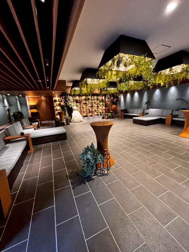 インナーガーデンスペースです。雨の日でも外の雰囲気を楽しみながら過ごせると感じました。