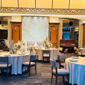 お庭もある披露宴会場。オープンキッチンが隠れてて、後から登場する演出がとても素敵だった。