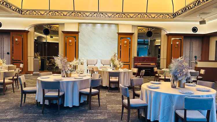 お庭もある披露宴会場。オープンキッチンが隠れてて、後から登場する演出がとても素敵だった。