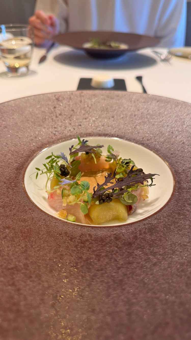 お料理は万人が好む味付けで、器のセンスを含めとても上品でした。