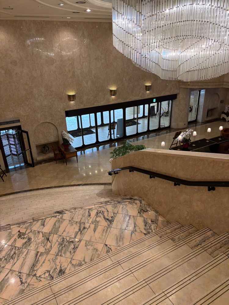 大階段。挙式会場が中にあるため、フラワーシャワーはここで実施するとのこと。