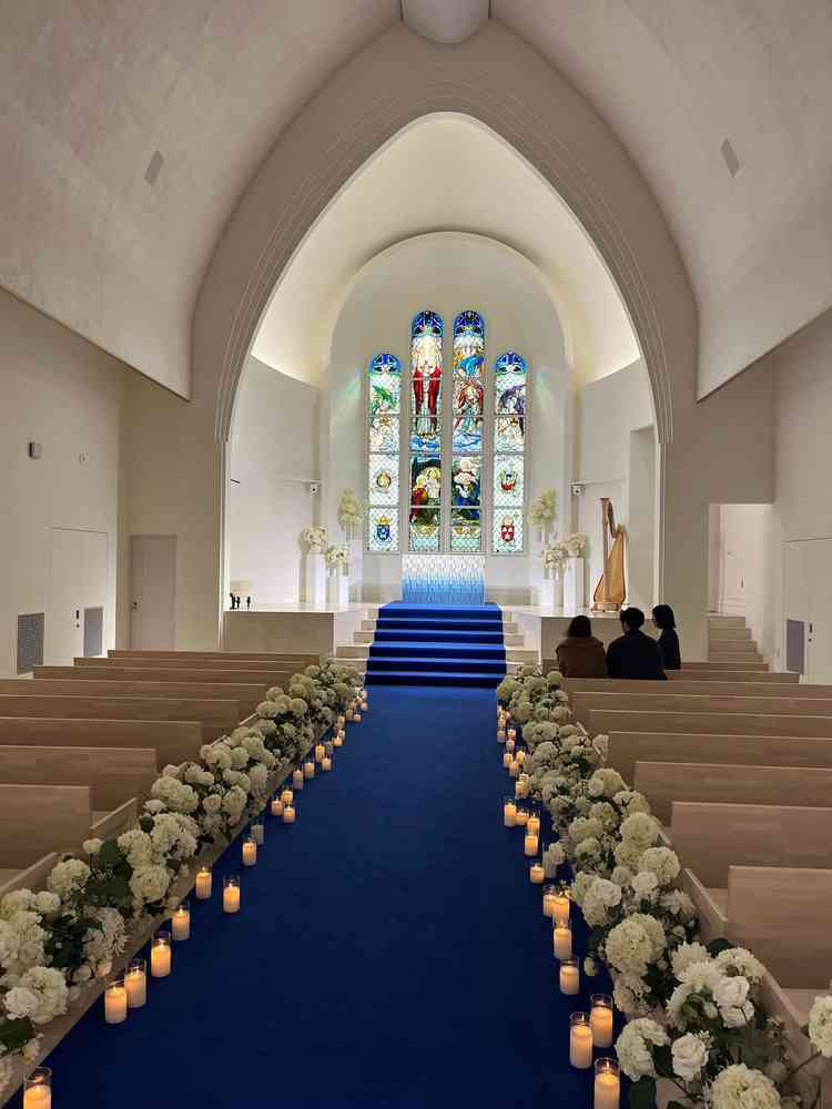 チャペル入り口　スタッフによる開扉の演出あり