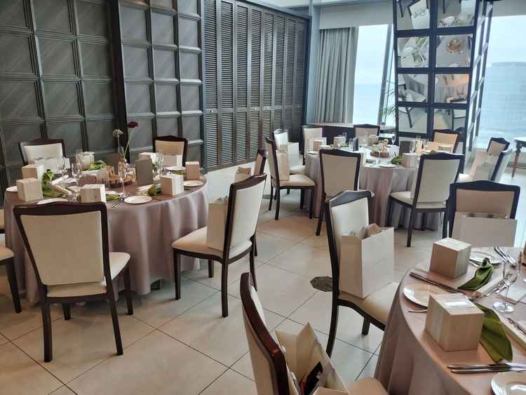 披露宴会場（その２）。ブラウンを基調とした落ち着いた雰囲気。