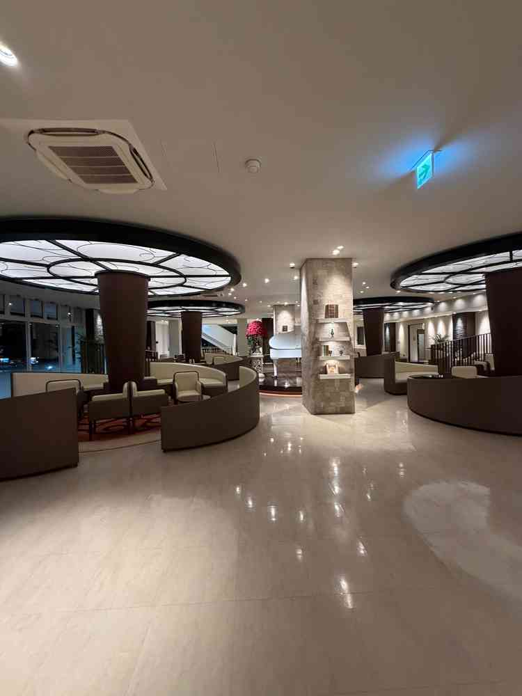 ゲストの待合スペース。とても広々としていて各フロアで化粧室、喫煙所などが完結しているとのこと。