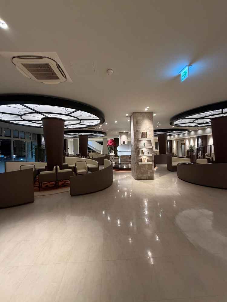 ゲストの待合スペース。とても広々としていて各フロアで化粧室、喫煙所などが完結しているとのこと。