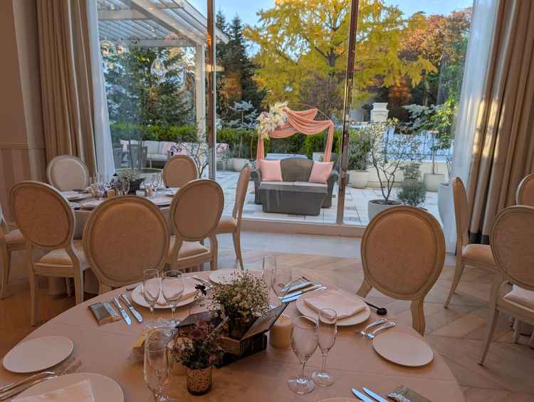 披露宴会場。内装もガーデンも素敵。内階段があり登場の仕方も何パターンかあって良さそうだった。