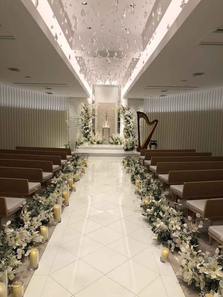 チャペルの様子。クリスタルが輝く素敵な空間でした。