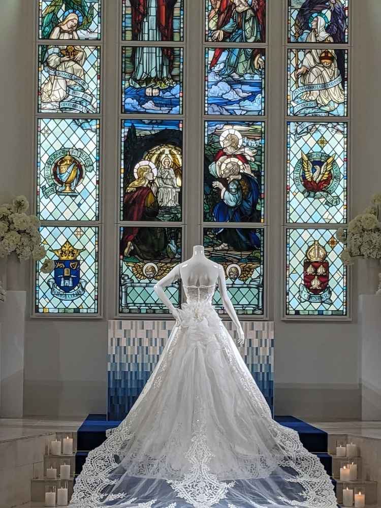 チャペル内部の写真です。天井が広く、照明もしっかりしており雨天でも明るいです。