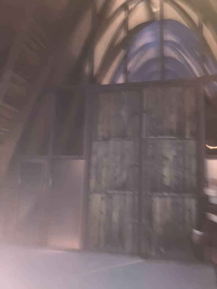 チャペルの入口。扉は3メートル超。