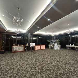 会場に入る前のところ。ここで挙式と披露宴の間の会ができる。お酒を出したりお話を楽しめる。