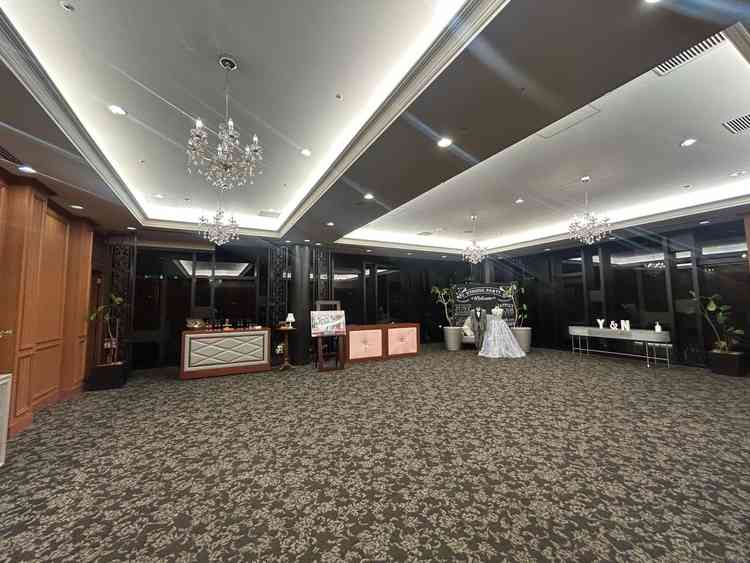 会場に入る前のところ。ここで挙式と披露宴の間の会ができる。お酒を出したりお話を楽しめる。