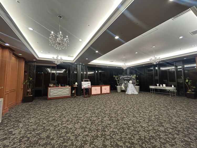 会場に入る前のところ。ここで挙式と披露宴の間の会ができる。お酒を出したりお話を楽しめる。