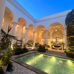 プール付きのガーデン。屋根がついてるので雨が降っても安心でした。夕方だったのでライトアップが綺麗！