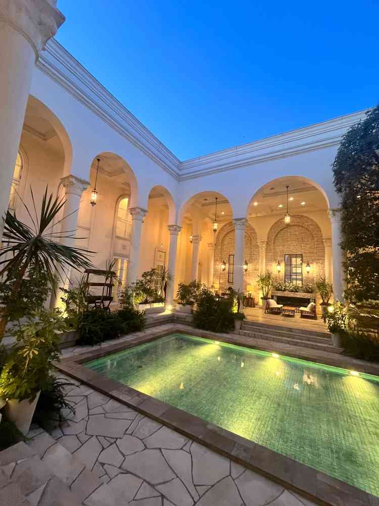 プール付きのガーデン。屋根がついてるので雨が降っても安心でした。夕方だったのでライトアップが綺麗！