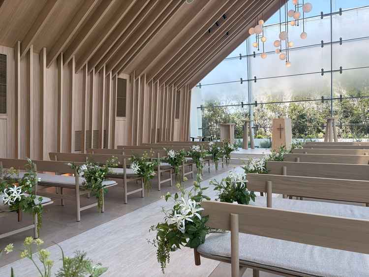 白さと木目調が非常に好印象なチャペルでした。右側は一面ガラス張りで開放感がありました。