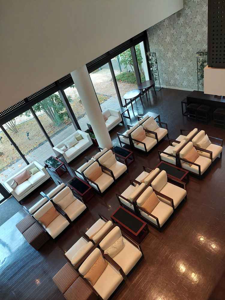 ゲストがきたときの待合場　広すぎず狭すぎずガラス張りの窓で気持ちよかったです