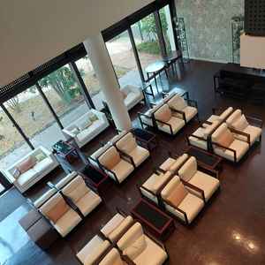 ゲストがきたときの待合場 広すぎず狭すぎずガラス張りの窓で気持ちよかったです