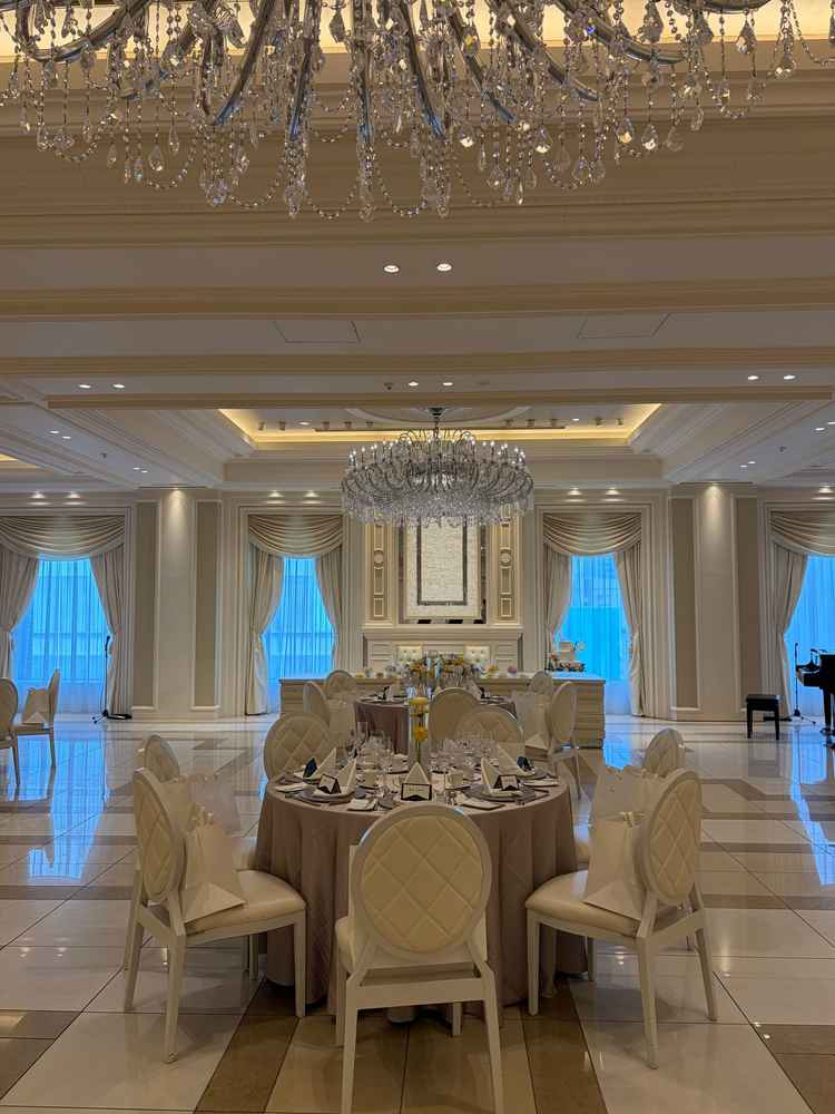 披露宴会場（モードパリ）です。実際の式前の様子を見学させていただきました。