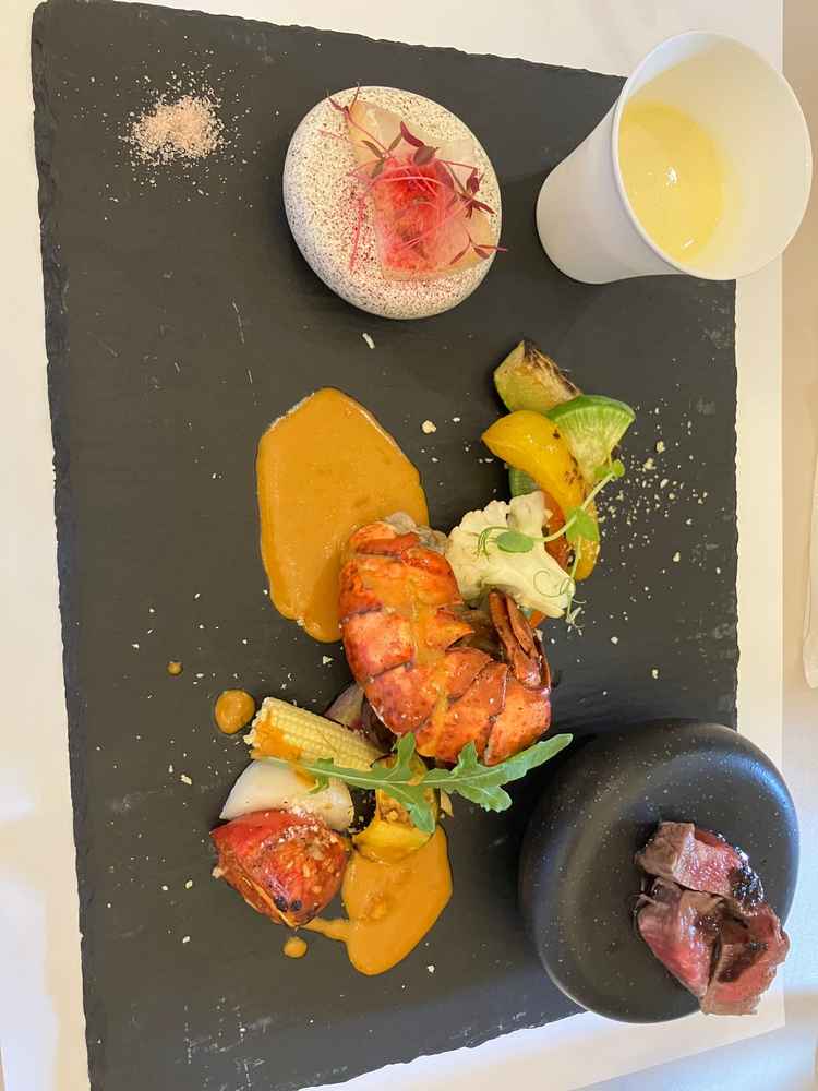 コースをワンプレートにまとめた料理がありました。シェフの丁寧な説明もあり満足です。
