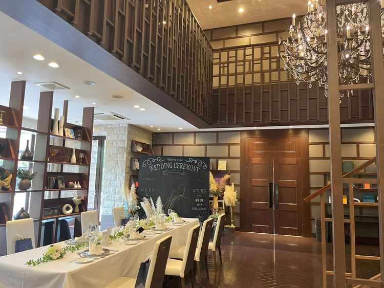 少人数対応の会食会場。室内はシャンデリアもありますがあたたかい雰囲気がありました。