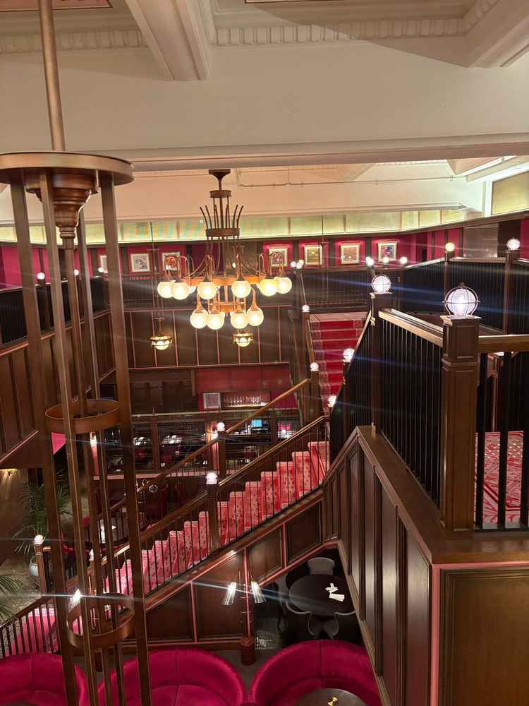 待合室の大階段