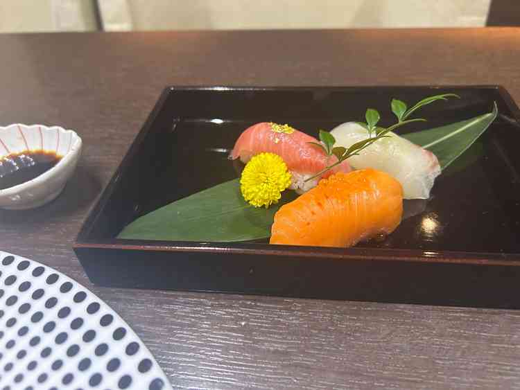 試食会のメイン料理のお寿司。身が厚くてとても美味しかったです。
