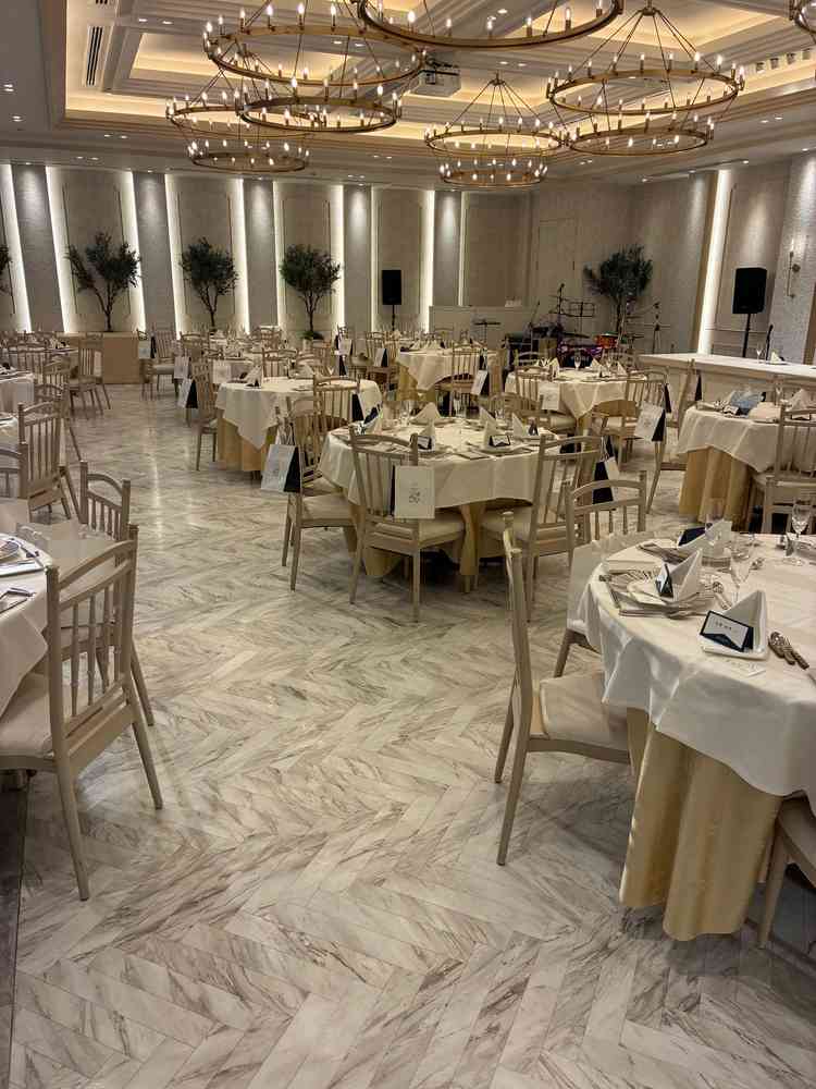 クリスタルが多く天井も高く綺麗