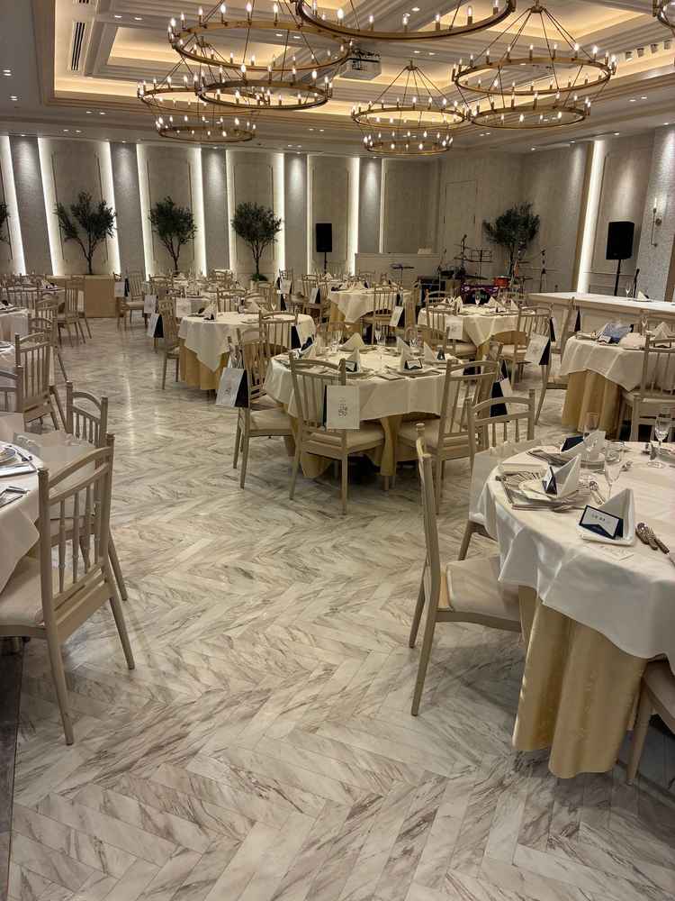 クリスタルが多く天井も高く綺麗