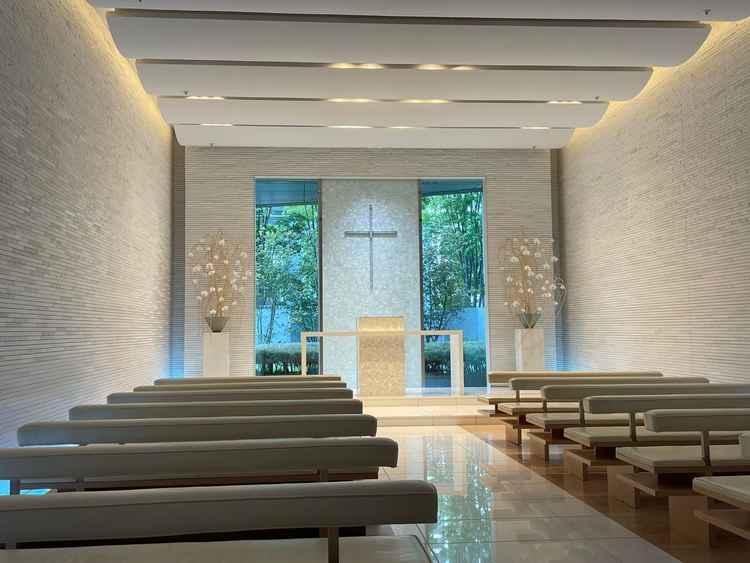 チャペルの様子。窓から1階の庭が見えるようになっている。