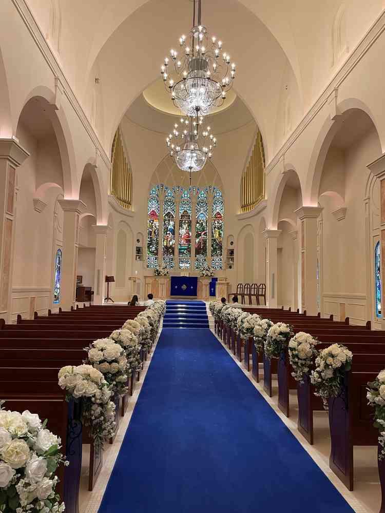 チャペルの全体写真。青のヴァージンロードが落ち着きのある雰囲気でとてもよかったです