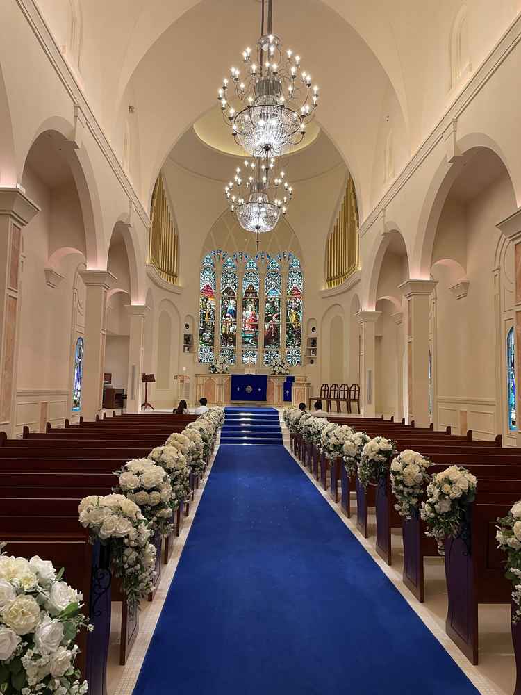 チャペルの全体写真。青のヴァージンロードが落ち着きのある雰囲気でとてもよかったです