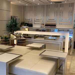 式場のすぐ横でカジュアルに食事が楽しめるスペース、お酒好きな親族が喜んでくれそうだと感じました。