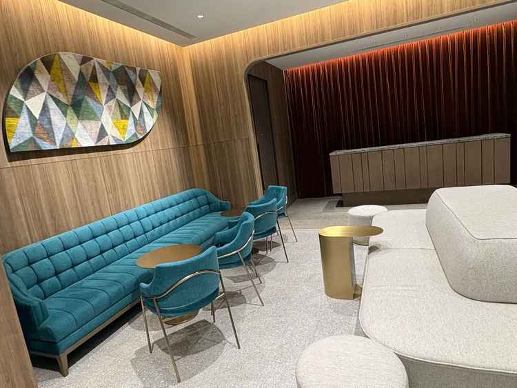 受付を入ってすぐのロビー。外から見るより広い印象。