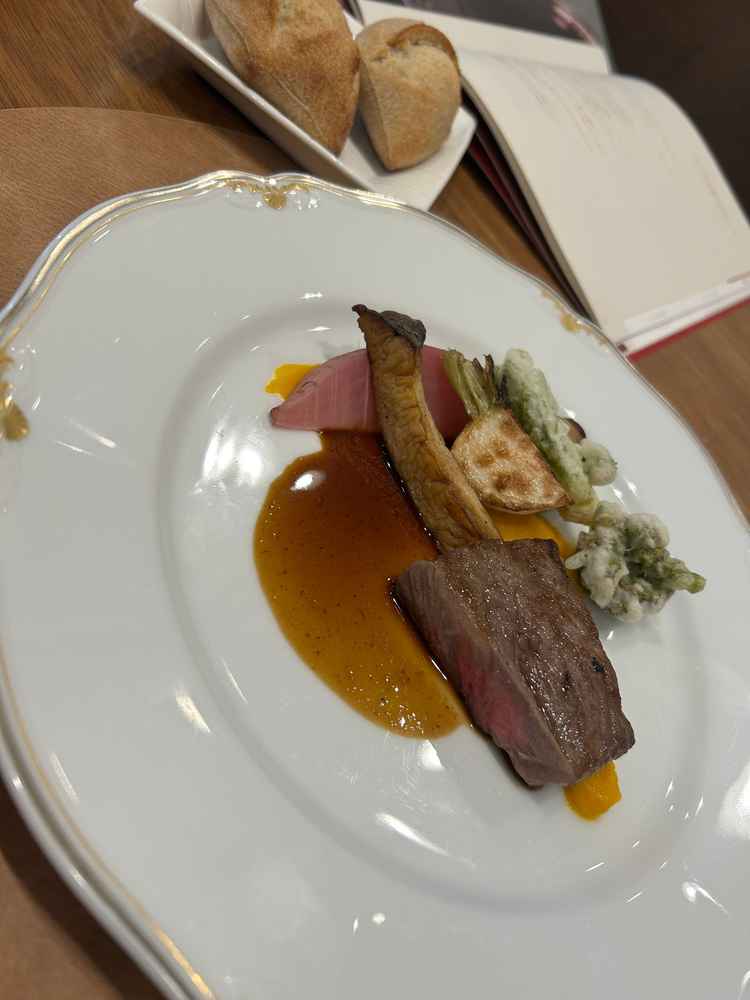 旬の厳選素材を生かしたフレンチ料理✨お肉も柔らかく脂がのっていて、付け合わせも全て美味しかったです！