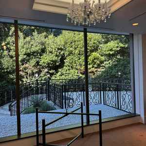 会場名｢芙蓉｣の中からみたテラスです。再入場の際に活用できるそうです。