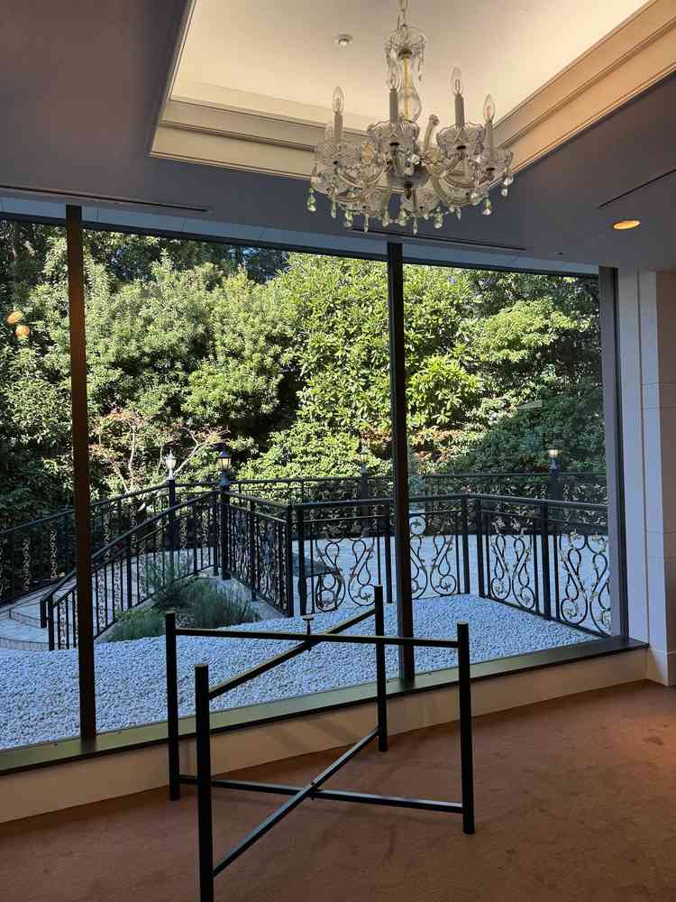 会場名｢芙蓉｣の中からみたテラスです。再入場の際に活用できるそうです。